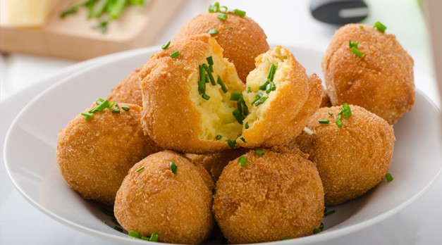   ۸ پیش‌غذای سوخاری پرطرفدار؛ از پنیر سوخاری و آنیون رینگز تا قارچ سوخاری و بال و کتف