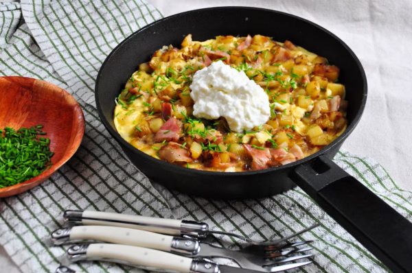 سرو املت آلمانی صبحانه با سیب زمینی و پیاز